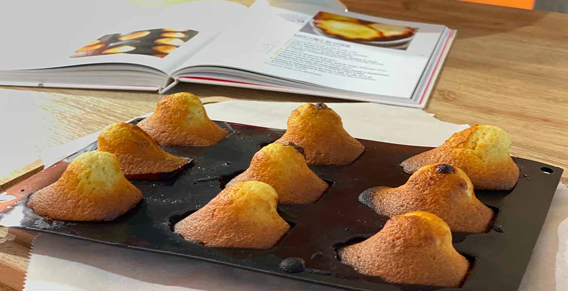 Ces madeleines à la vanille ont impeccablement gonflé et restent gourmandes avec ces copeaux de chocolat.