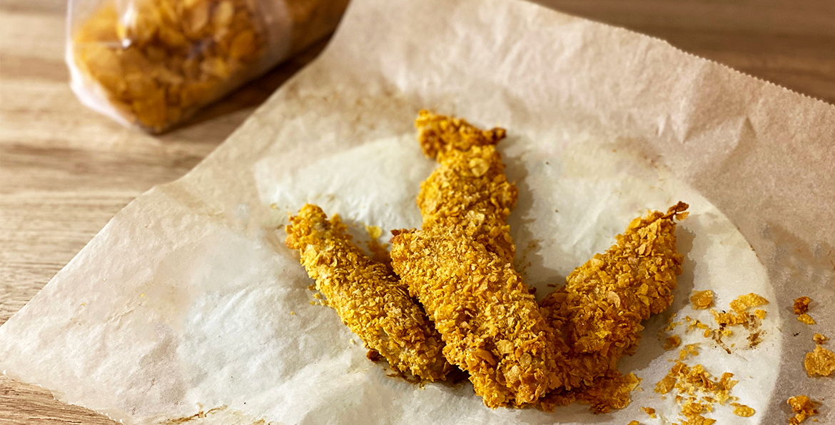 Du poulet pané aux corn flakes accompagné d'une sauce, la recette idéale pour un apéritif dinatoire gourmand.