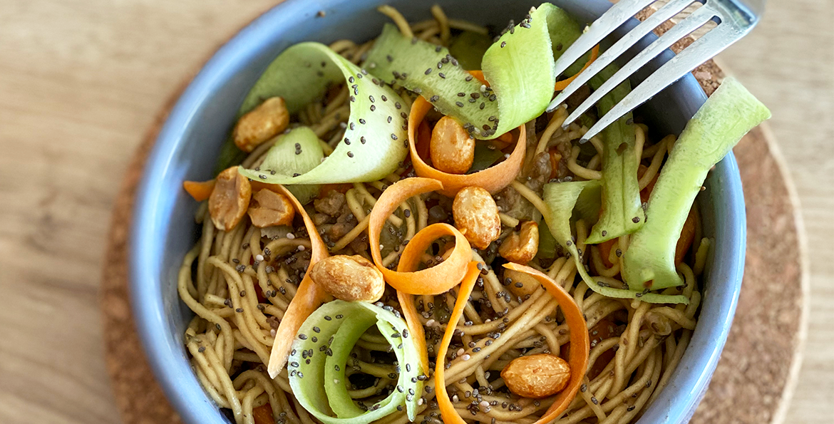 Pour une petite envie de voyage, rien de mieux que la recette de wok aux petits légumes, viande de boeuf et cacahuètes.