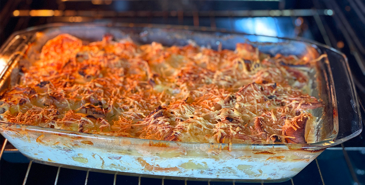 Gratin de pommes de terre, tomates, saucisses fumées ce plat est simple à faire et il est parfait pour le partager en famille.