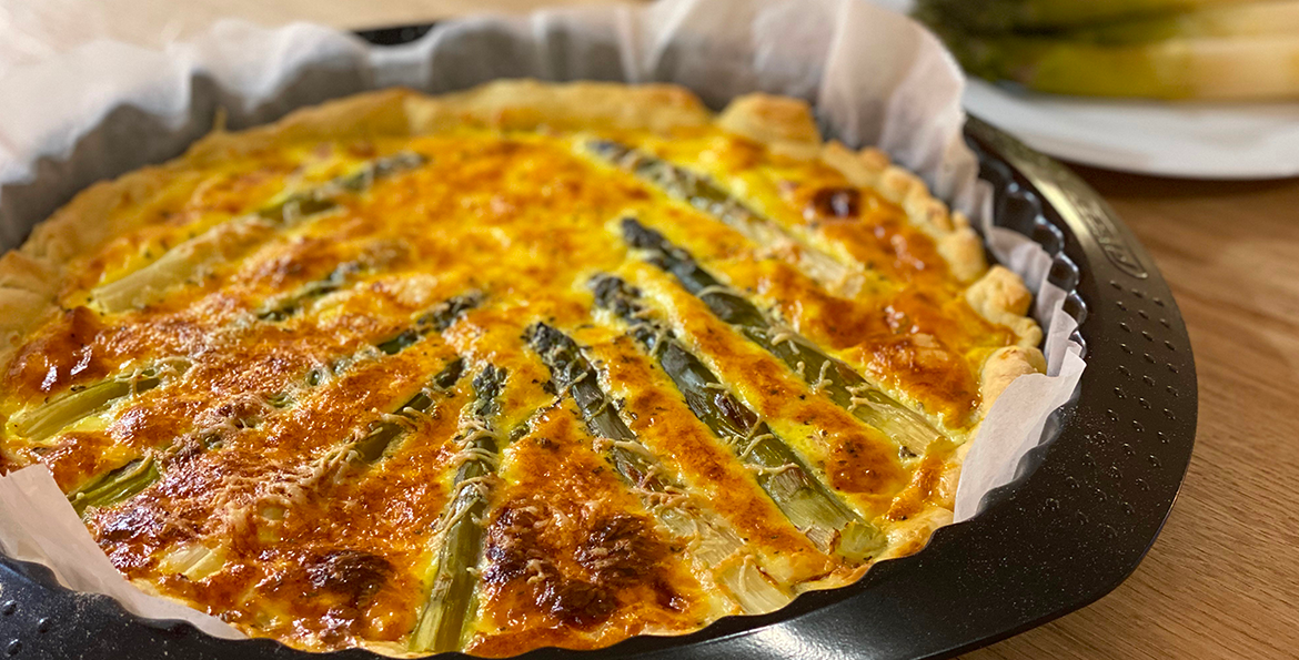 Une tarte de saison avec ces asperges légèrement colorées et qui se marient parfaitement à cette tarte.