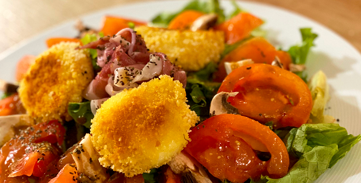 Cette salade d'été et babybels panés est très simple à réaliser. Elle est gourmande et légère à la fois !