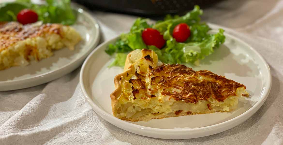 Cette tarte à l'oignons très gourmande est une tarte simple et rapide à faire, que vous allez apprécier.