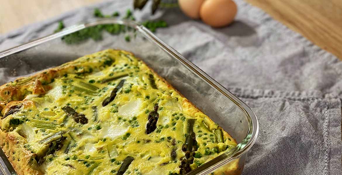 Le clafoutis salé aux asperges, petits pois et mozzarella