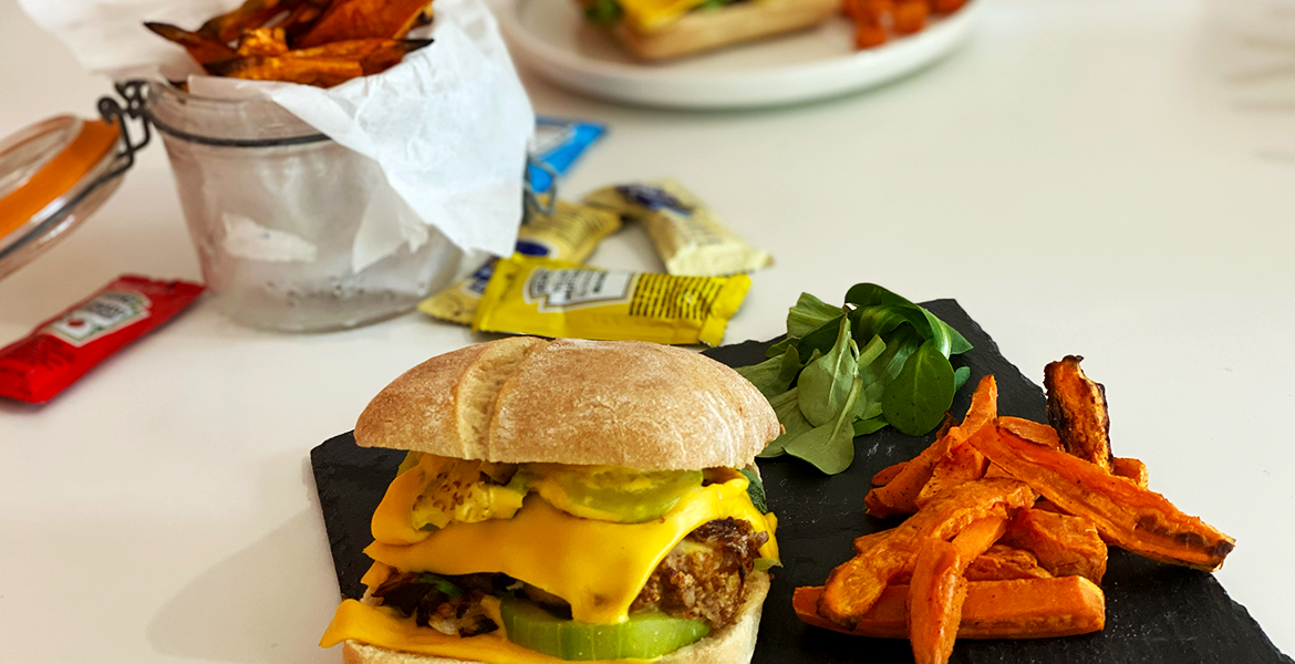 Burger poulet pané, courgette, cheddar et moutarde est un vrai régal !