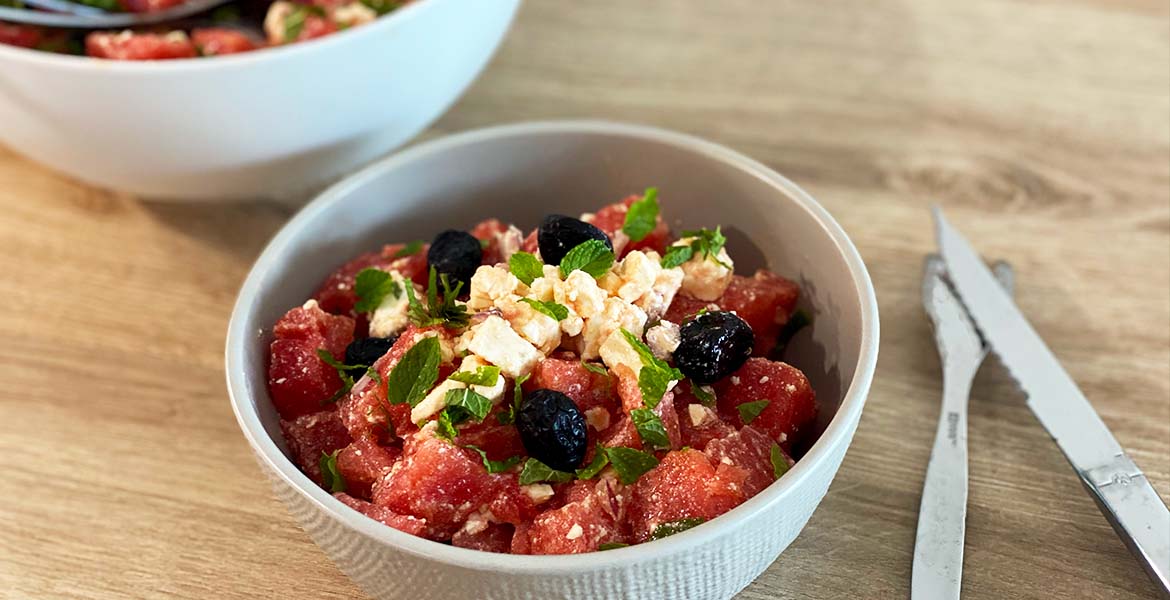 La salade de pastèque-feta est un vrai succès à chaque fois, elle devrait plaire à vos convives.